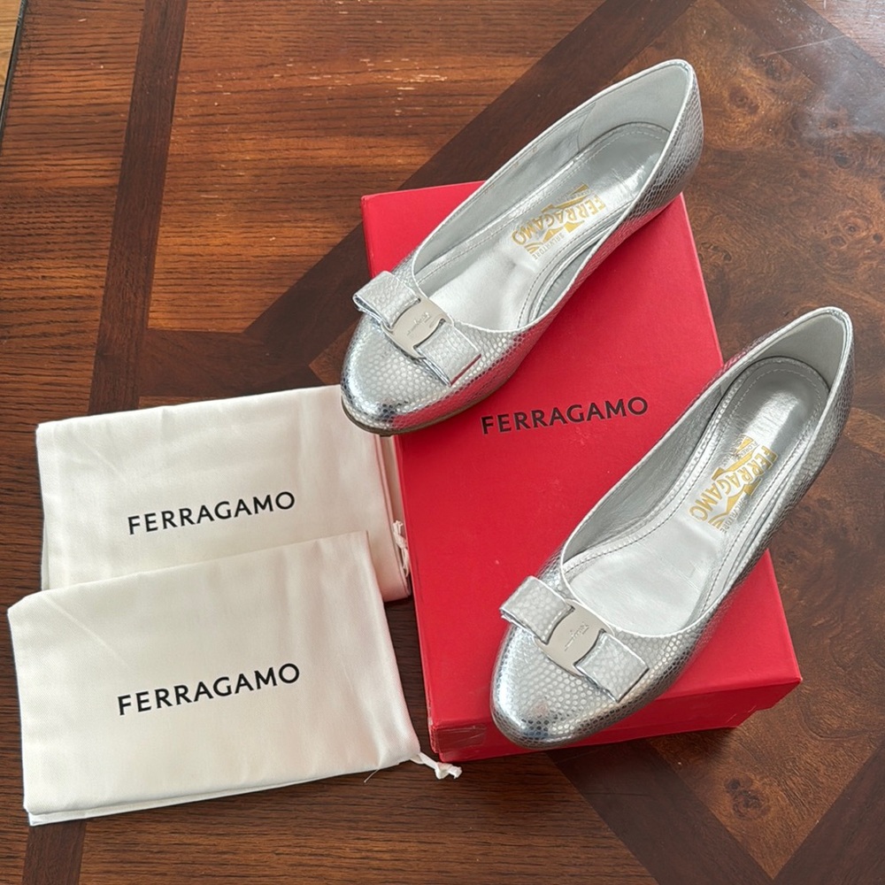 Salvatore Ferragamo VARINA Women's Silver Flats size 8